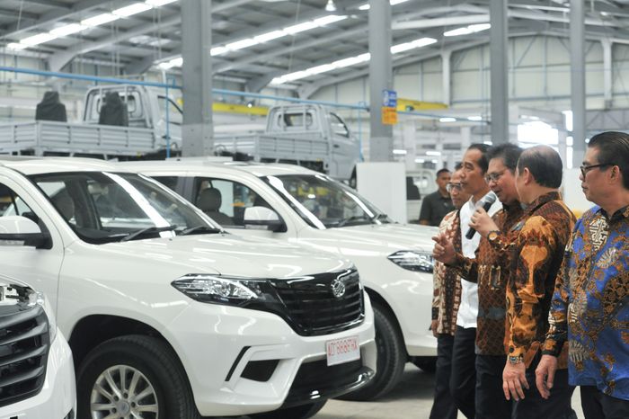 Presiden Jokowi didampingi sejumlah pejabat melihat mobil produksi PT Esemka, di Kab. Boyolali, Jateng, Jumat (6/9) siang.