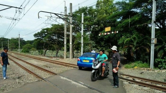Ilustrasi perlintasan kereta tanpa palang pintu