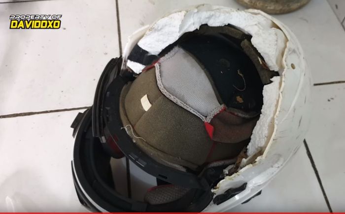 Kondisi helm usai kecelakaan