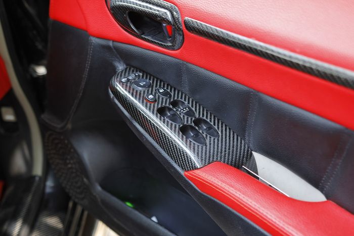Penggunaan nuansa karbon di Honda Civic FD 2 yang menyentuh hampir seluruh sisi interior