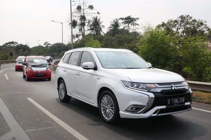 Mitsubishi Outlander PHEV dan i-MiEV