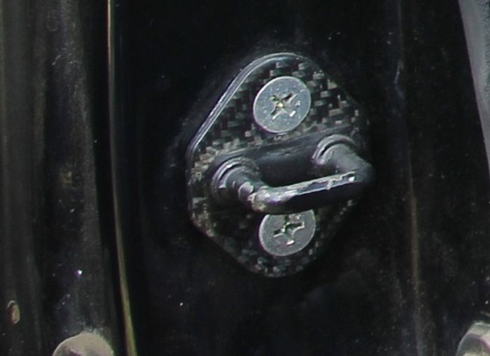 Door lock yang mendapat sentuhan karbon di Honda Civic FD 2 milik Renat