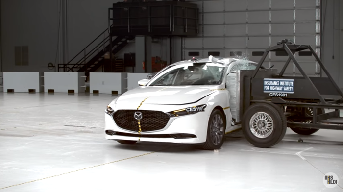 Crash test dari Mazda 3 sedan yang dilakukan oleh IIHS