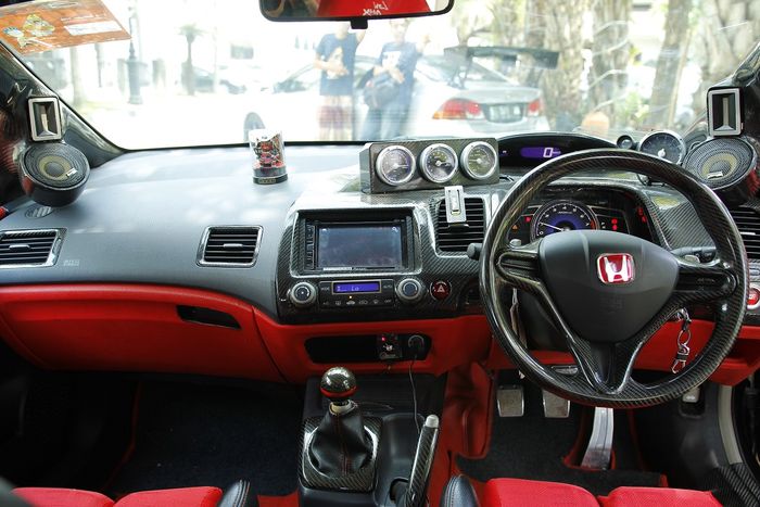 Interior Honda Civic FD 2 milik Renat yang mengusung tema karbon racing