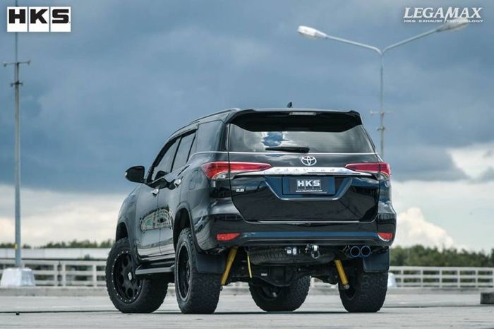 Tampilan belakang modifikasi simpel Toyota Fortuner