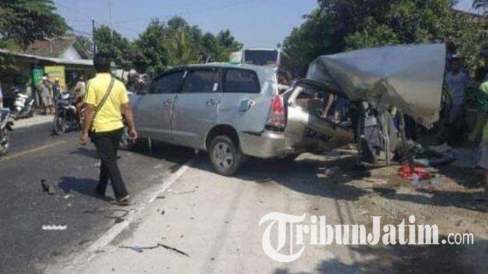 Toyota Kijang Innova terbelah bodi kanan dan atap usai menghantam bus Mira di jalan raya Nganjuk-Madiun, Jatim