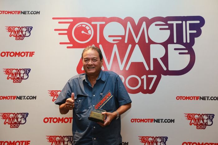 Pak Gun saat menerima OTOMOTIF Award 2017