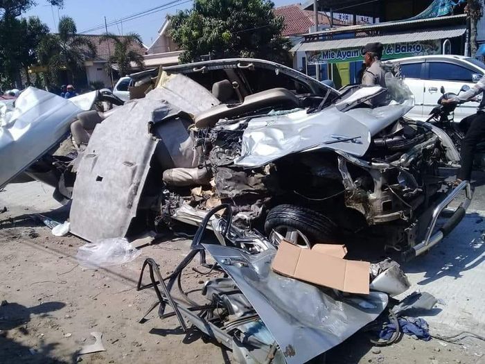 Kondisi Toyota Kijang Innova yang rusak parah saat terjadi kecelakaan di jalan raya Nganjuk-Madiun atau tepatnya di Desa Selorejo Kecamatan Bagor Kabupaten Nganjuk, Senin (9/9/2019).