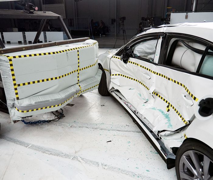 Hasil uji tabrak Mazda3 sedan yang dilakukan Insurance Institute for Highway Safety (IIHS)
