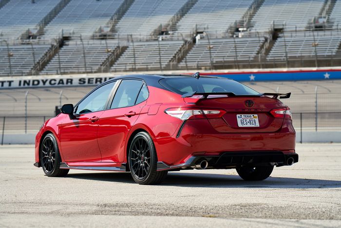 Tampilan belakang Toyota Camry TRD terbaru