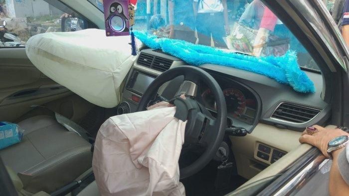 Airbag Daihatsu Xenia mengembang akibat membentur trotoar dan pohon usai menghindari motor potong jalan