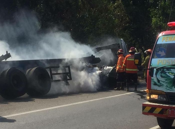 Personel Induk PJR Cipularang melaksanakan pengamanan jalur di KM 91 akibat kebakaran truk kontainer.