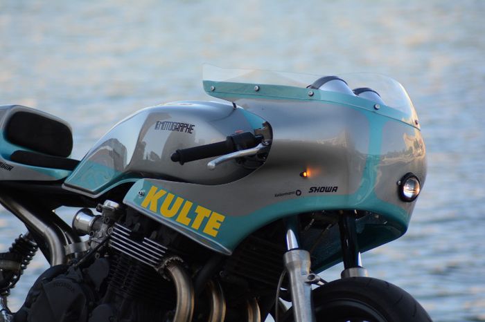 Fairing kustom dengan headlamp dan lampu sein mungil