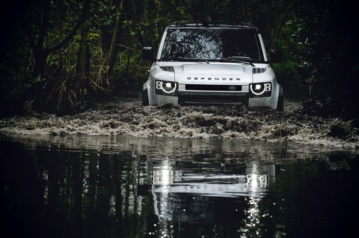 Land Rover Defender terbaru sedang off-road