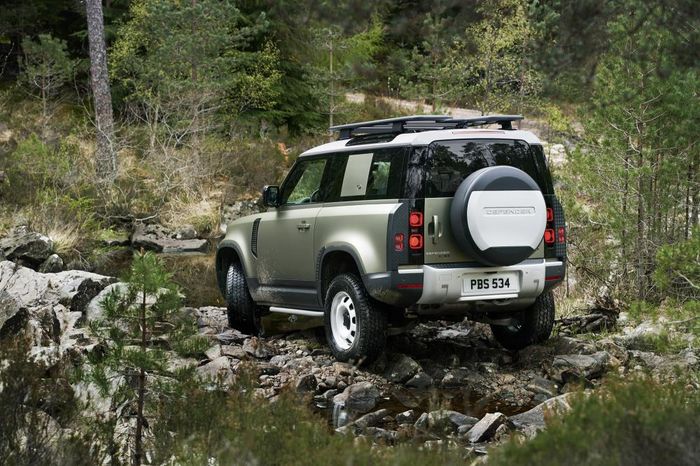 Land Rover Defender terbaru