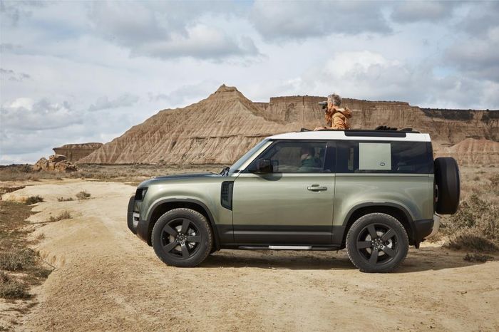 Land Rover Defender terbaru