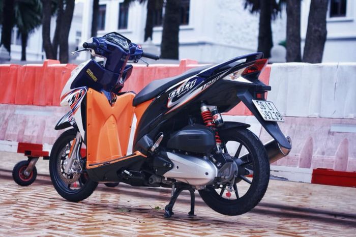 Desain dan grafisnya masih standar Honda Click