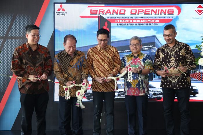 Pewakilan dari jajaran PT MMKSI dan PT Barito Berlian Motor saat meresmikan dealer Mitsubishi terbaru di Banjarbaru, Kalimantan Selatan.