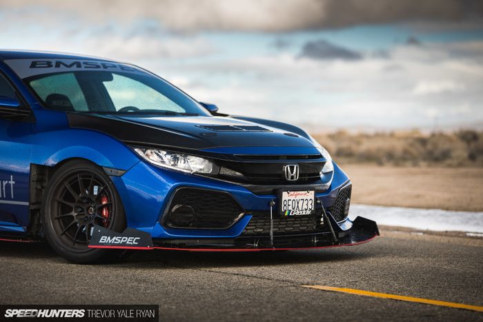 Splitter lebar terpasang di bagian depan