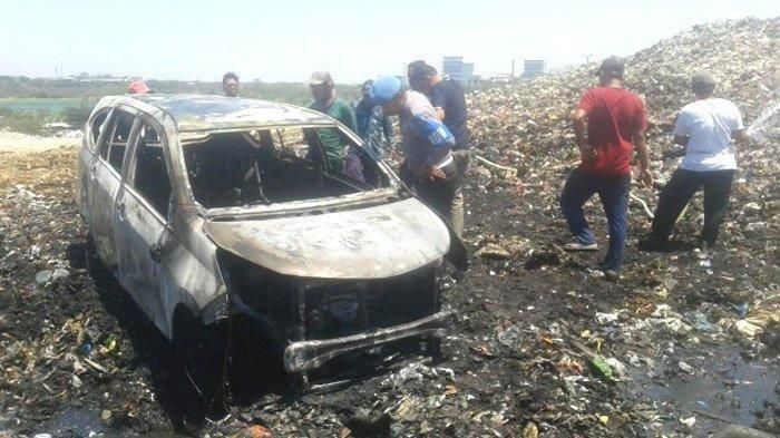 Bangkai Toyota Calya yang dibakar pemilik Ricky Wiryawan di tempat Pembuangan Akhir (TPA) sampah Ngipik, Kecamatan Gresik, Jawa Timur