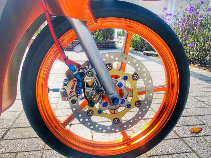 Rem depan pakai cakram floating plus kaliper Brembo