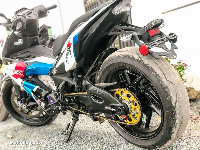 Lihat tuh swingarm sama roda belakangnya, gede banget