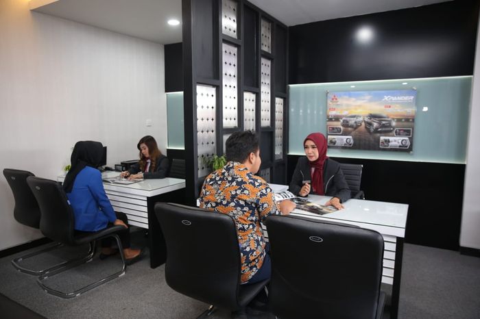 Suansana kostumer servis di Dealer Mitsubishi Barito Berlian Motor - Banjarbaru.