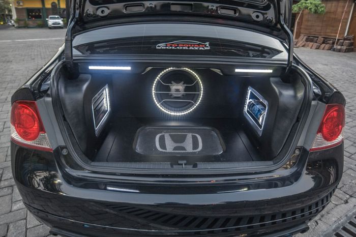 Pemasangan  Audio yang simple memberikan ruang bagasi lebih lega pada Honda Civic FD