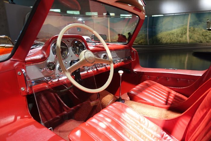 Kabin Mercedes-Benz Gullwing berlapis kulit warna merah