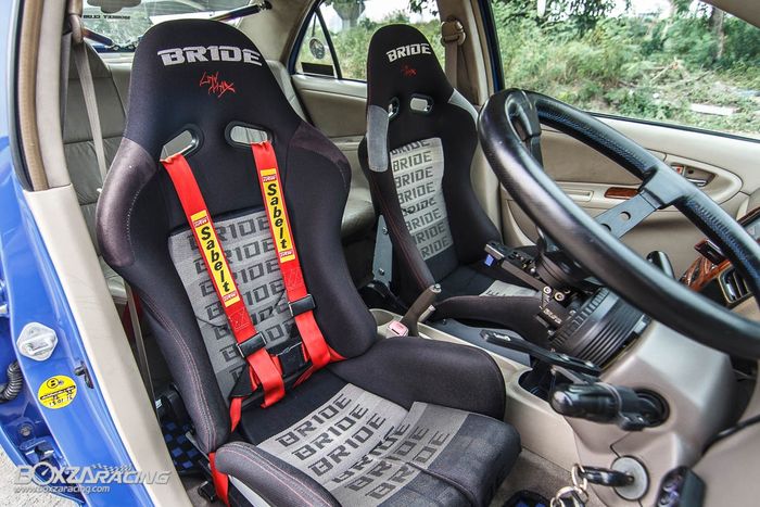 Tampilan kabin Toyota Vios lawas gaya racing