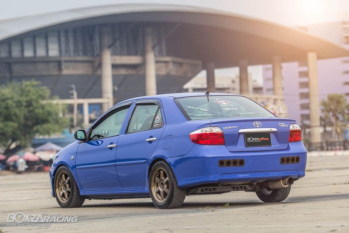 Tampilan belakang Toyota Vios lawas gaya racing