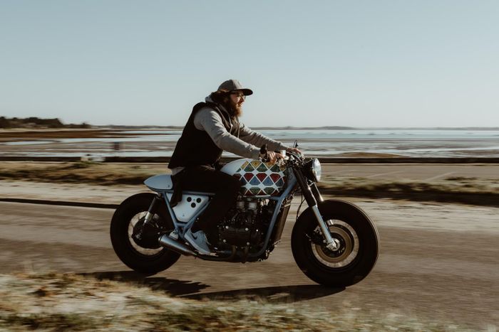 Hasilnya, Gold Wing yang bongsor bisa jadi minimalis begini