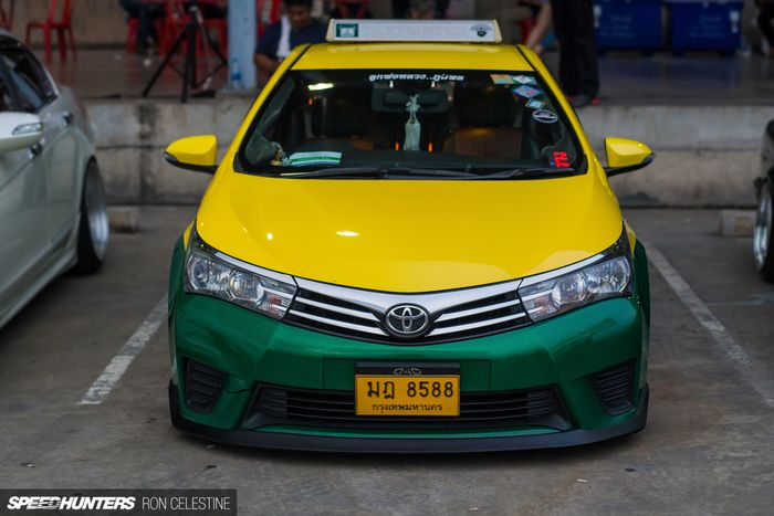 Tampilan depan modifikasi Toyota Corolla Altis jadi taksi