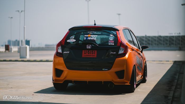 Tampilan belakang modifikasi Honda Jazz Gk5 tampil mencolok pakai kelir oranye