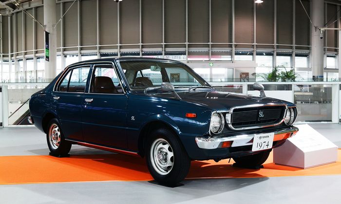 Toyota Corolla generasi ke-3 (E30) masuk ke Indonesia di akhir 1975