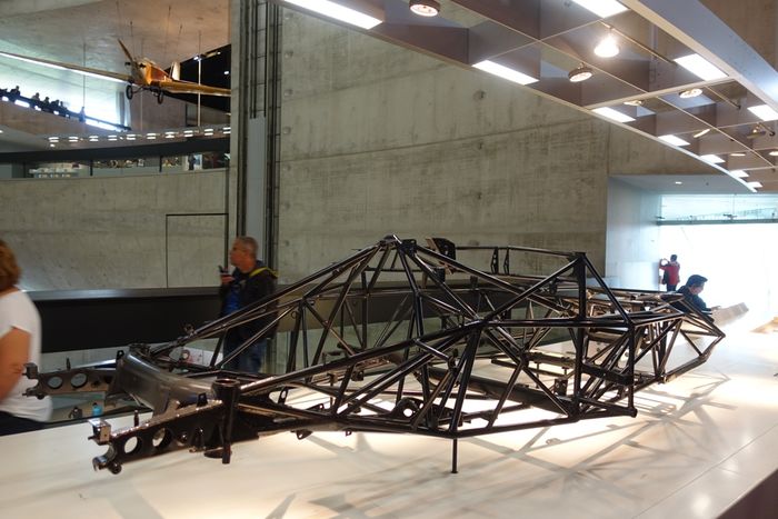 Sasis Mercedes-Benz Gullwing terbuat dari pipa tubular. Bobotnya hanya 50 kg