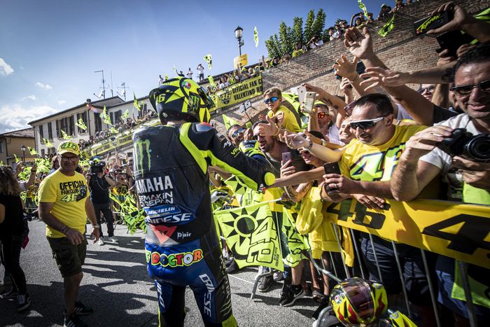 Valentino Rossi menyapa para fans di kota Tavulia