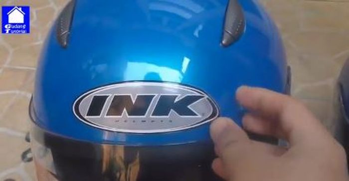 Merek di helm INK palsu hanya ditempel stiker tanpa dilapis pernis