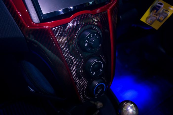 Serat karbon di konsol tengah