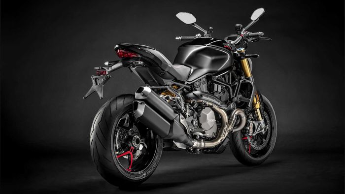 Ducati Monster 1200 S 2020 dari sisi belakang.