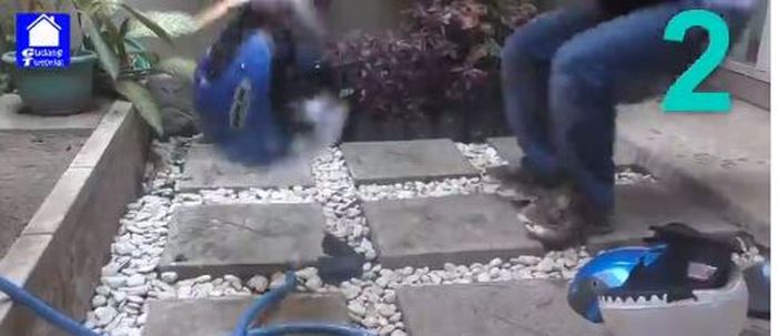 Helm INK asli dipukul tak bergeming dan masih utuh