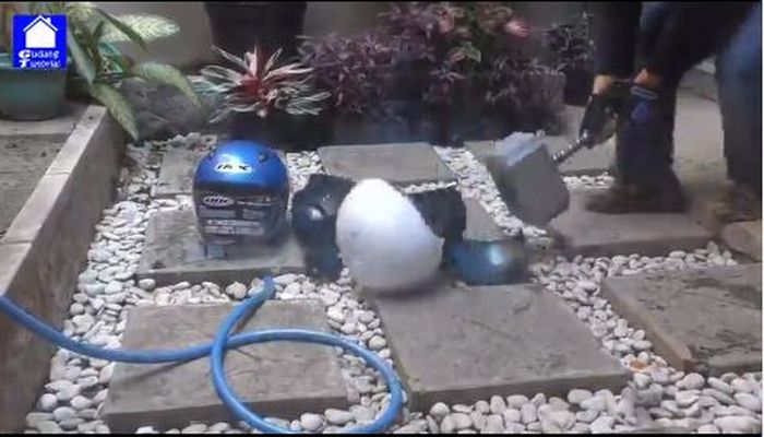 Hasil uji pukul helm INK Palsu, sekali pukul langsung pecah