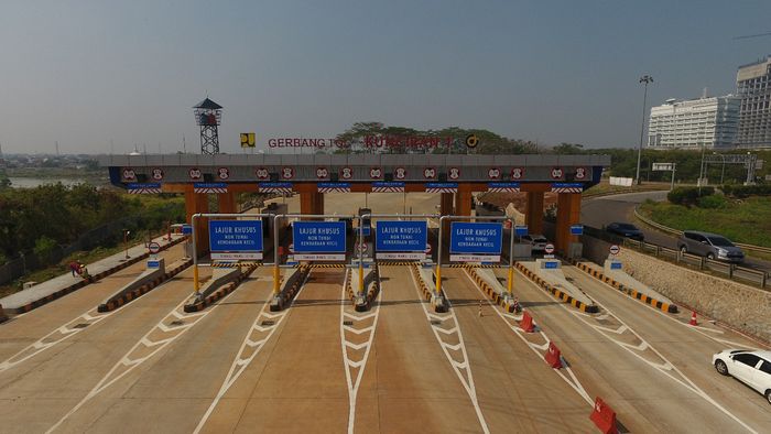 Gerbang tol Ruas Kunciran-Serpong. Diharapkan ruas  yang merupakan bagian dari Tol Jakarta Outer Ring Road (JORR) II ini bisa selesai akhir September 2019.