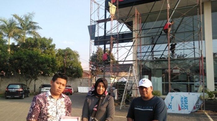 Massud bersama istrinya didampingi penasehat hukumnya ajukan komplain ke dealer Borobudur di Jalan Raya Tugu. Komplain tersebut karena kelengkapan surat dan nomor polisi yang diurus dealer tidak kunjung keluar.