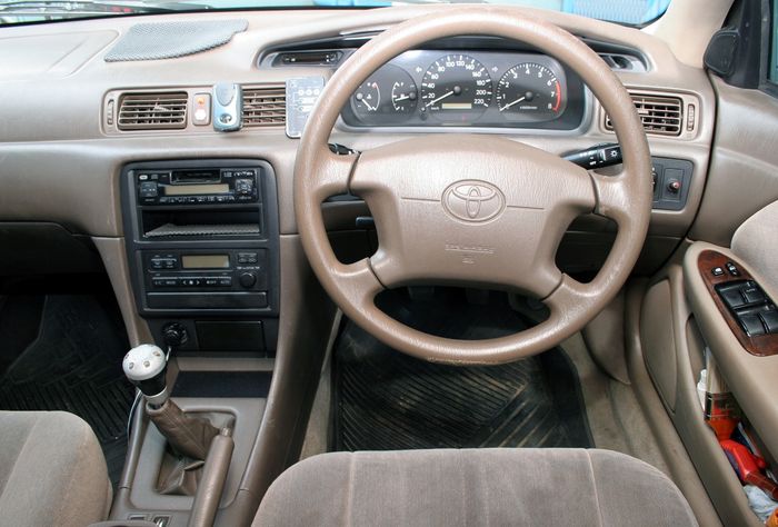 Interior Toyota Camry GLX dihiasi ornamen panel kayu