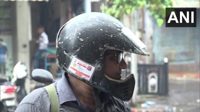 Pria India tempel SIM dan surat-surat di helm