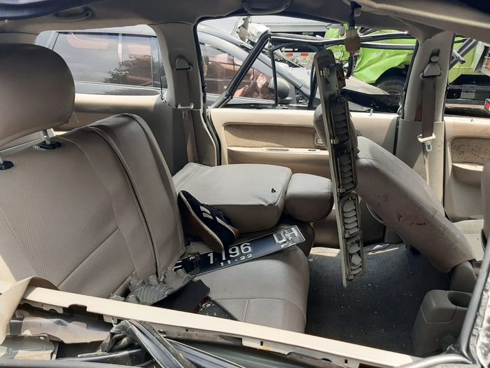 Kaca Suzuki APV dari kecelakaan tunggal di Tol Jagorawi KM 36+600 pecah tak bersisa