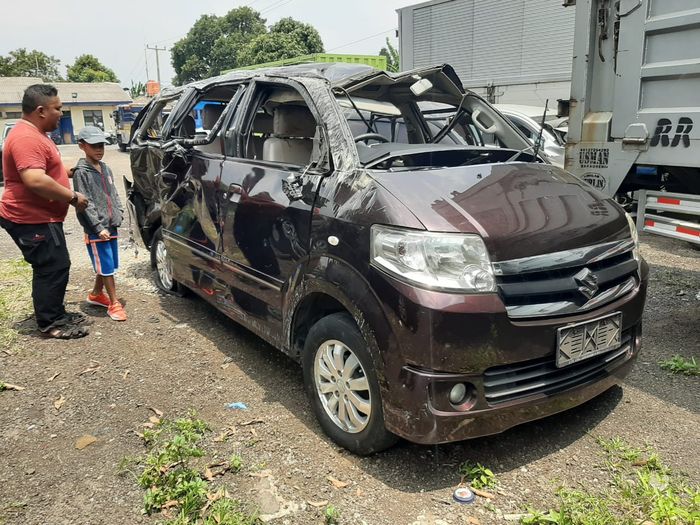 Kontras perbandingan bentuk bodi dengan bagian depan Suzuki APV pasca kecelakaan tunggal di tol Jagorawi