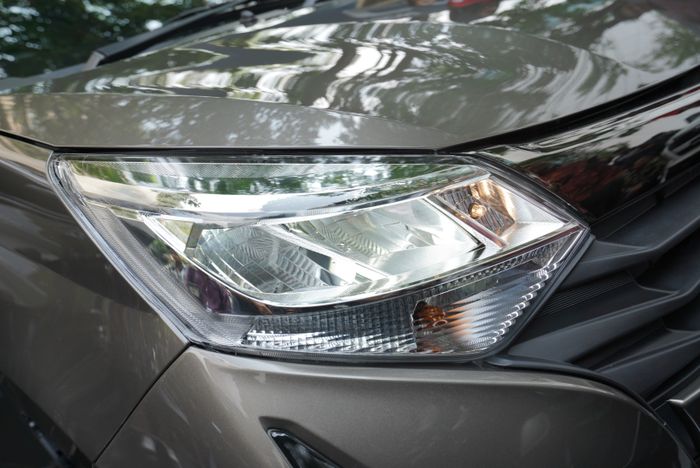 Lampu LED pada headlamp New Calya