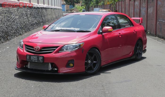 Modifikasi Toyota Corolla Altis bergaya street racing